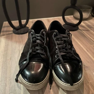 Lanvin uk10 - Svarta lanvin sneakers i relativt bra skick (avgör själv via bilderna). Lägger ut dessa för intressekoll. Skorna tvättas och fixas innan försäljning. !Bara seriösa bud! 123 är inte priset!!