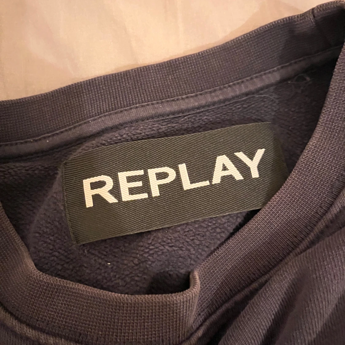 Mörkblå sweatshirt från Replay - 2