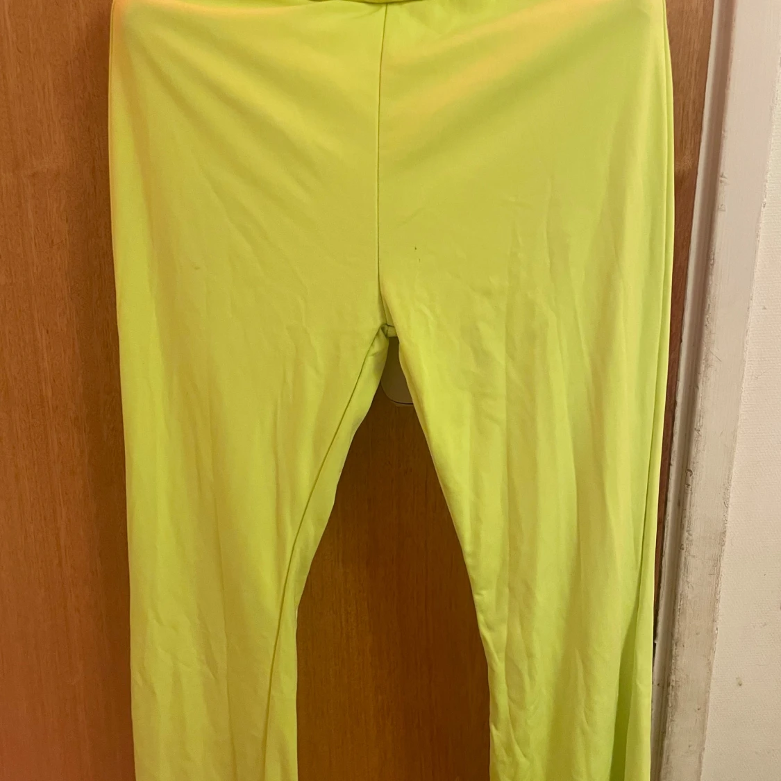 Limegrön tröja med knytband och byxan också  - 1