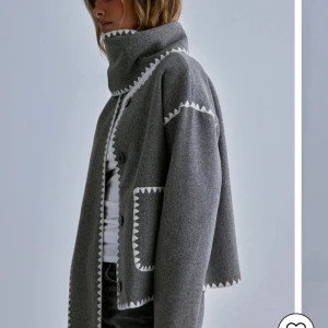 Grå kappa med vita detaljer - Säljer nu denna jättesöta kofta/jacka med tillhörande halsduk🩷