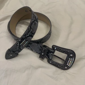 BB SIMON - bälte - riktigt fett BB SIMON bälte som passar både tjejer å killar | bra skick | Priset kan diskuteras | Hör av dig vid frågor