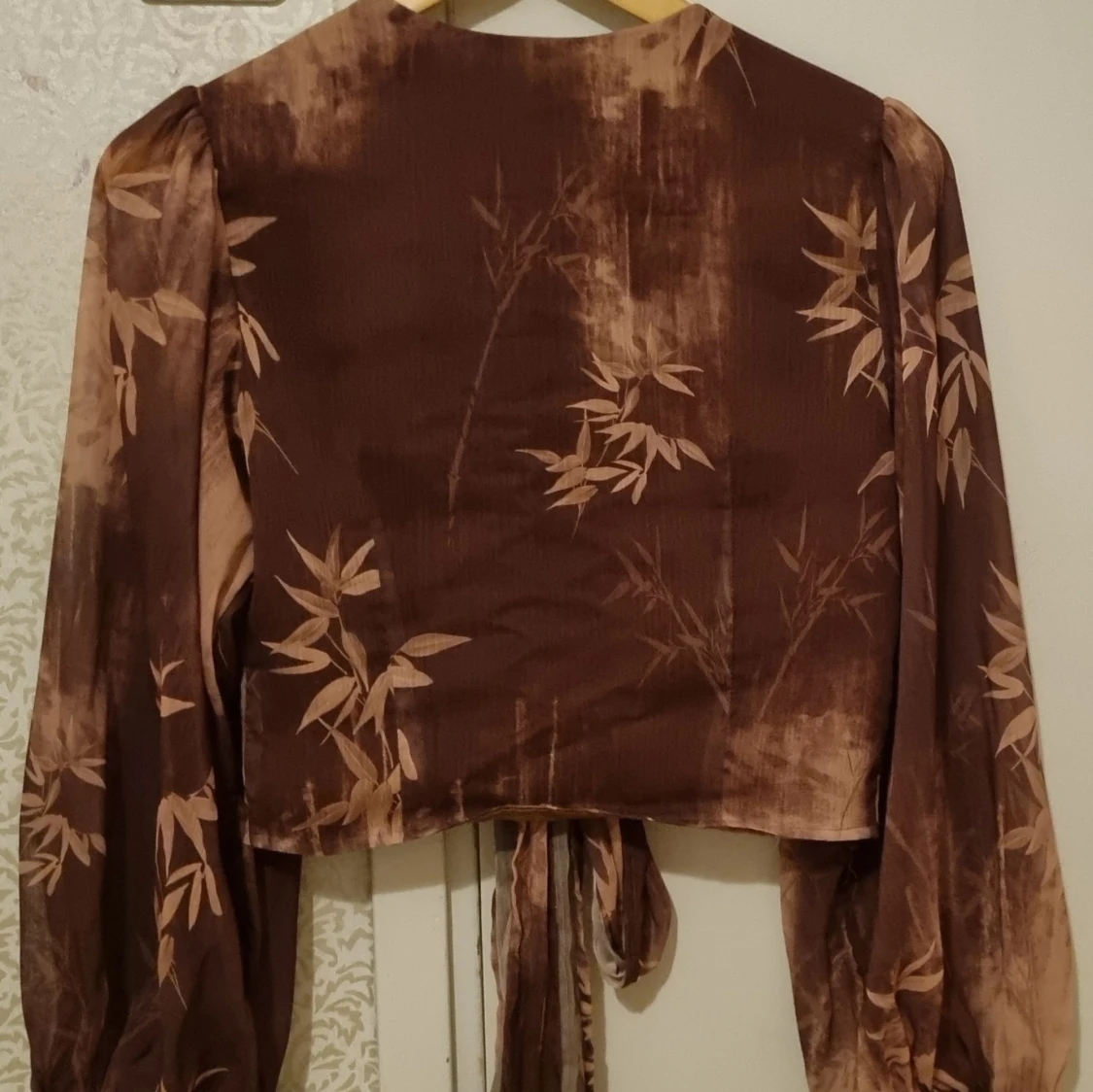 Brun blus med mönster  - 2