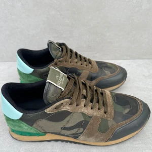 Valentino Rockrunner - ett par riktigt schyssta rockrunners || perfekta nu i vinter || strlk 43 || skicket är 9/10 ( lite smuts på sulan ) || box medföljer vid köp ( den har några skavanker ) ( KVITTO FINNS ) || hör av er vid intresse!!