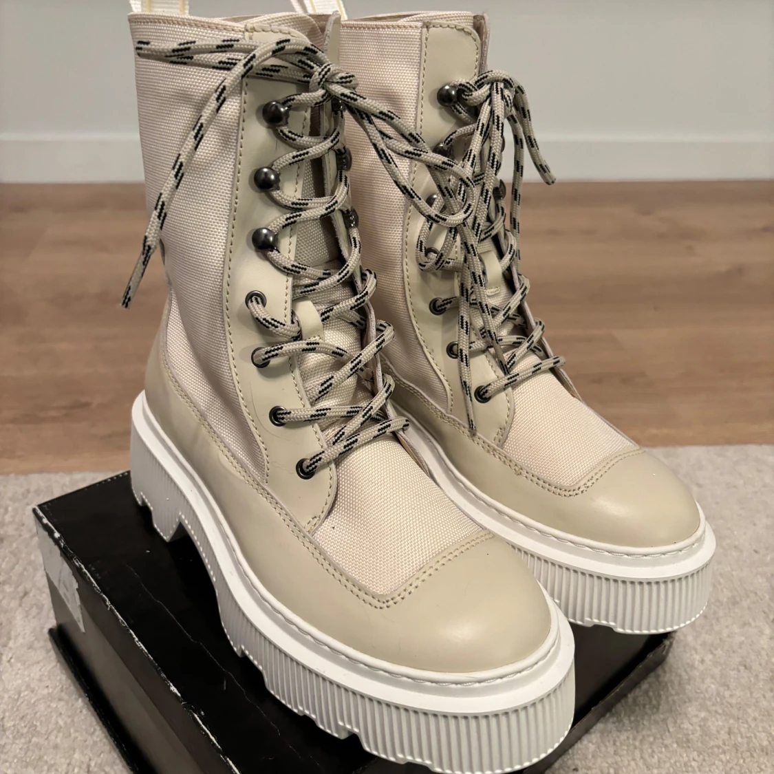 LÄST Caroline Vinter stövlar från märket 38 passar 39