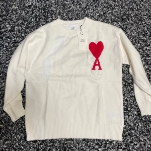 Ami Paris vit sweater - Ny Ami paris sweatshirt / sweater i färgen vit. Hade pả mig en gäng och tyvärr den var for liten. Kommer med taggen och allting, om det behövs mer bilder skicka ett meddelande då. Priset kan diskuteras
