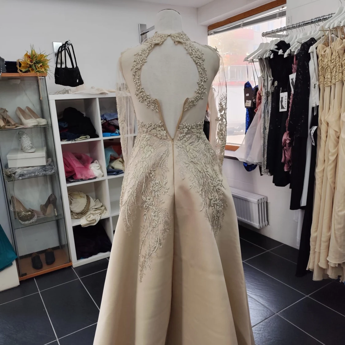 Beige långklänning med spetsdetaljer - 4