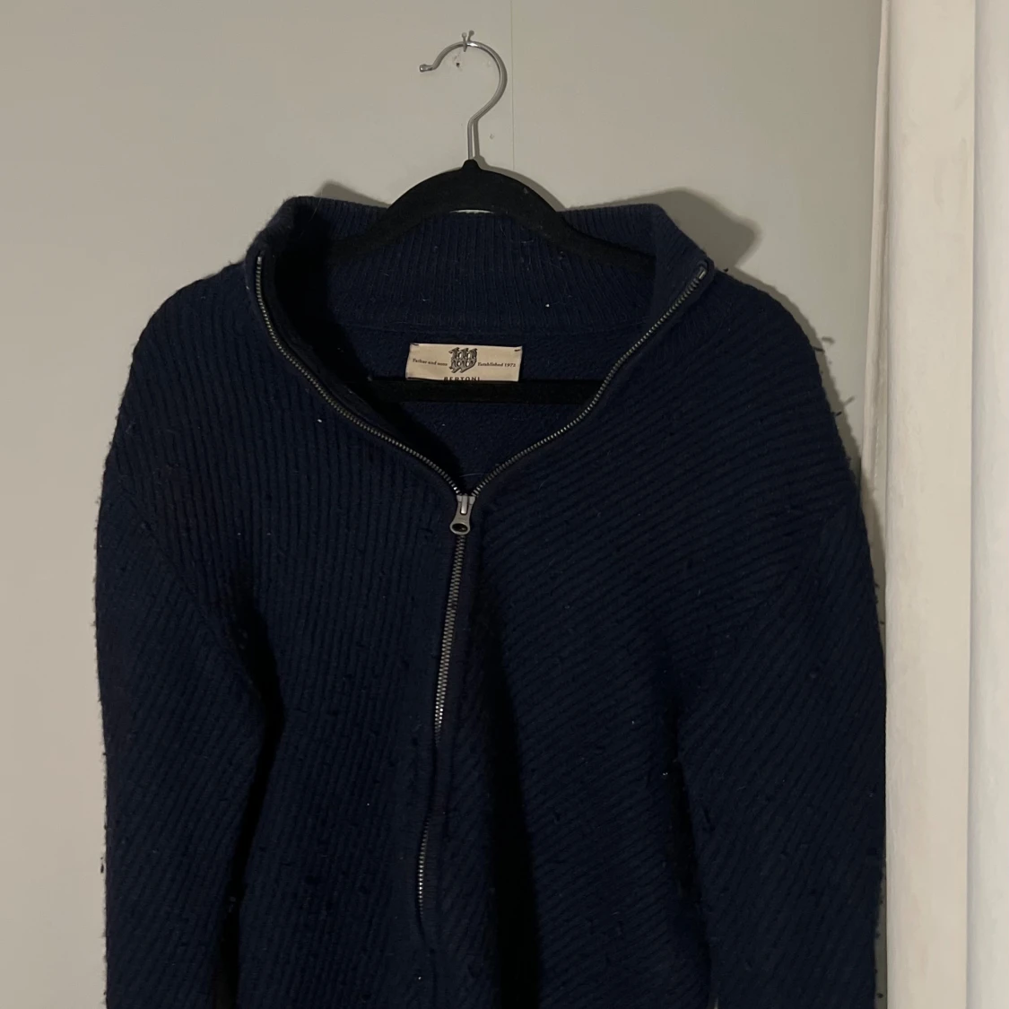 Mörkblå stickad zip tröja från Bertoni - 2