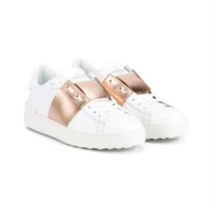 valentino skor  - superfina valentino skor som tyvärr inte kommer till användning längre. De är i storlek 37 men passar även 38. Skriv om ni har några funderingar💕