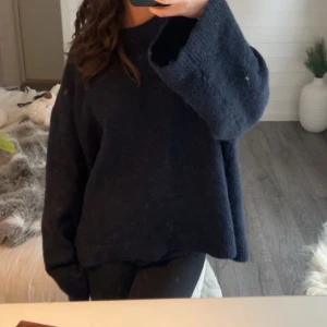 Blå stickad tröka - Säljer denna blåa stickade tröja från Gina med vida ärmar💕💗