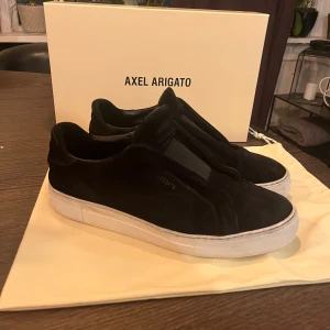 Arigato mocka clean 360 laceless - Säljer dessa arigato skor pågrund av används inte längre. Storlek 44, det finns inga större defekter på skorna men sulorna är lite slitna framme vid stortån. Nypris: 2650kr