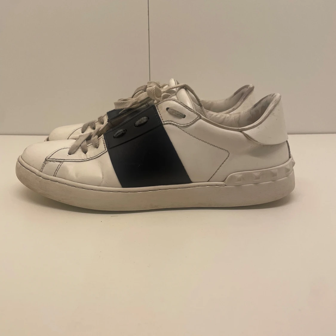Valentino sneakers i vitt och svart