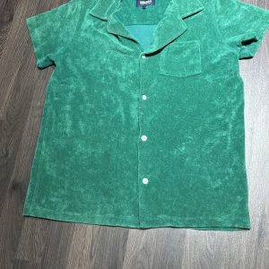 Grön frottéskjorta från nikben  - Säljer en grön frottéskjorta från nikben 