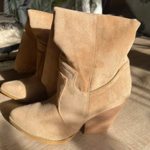 Beige mocka boots från Vices - Snygga beige boots i mocka från Vices med en stabil klack. Perfekta för höst och vår