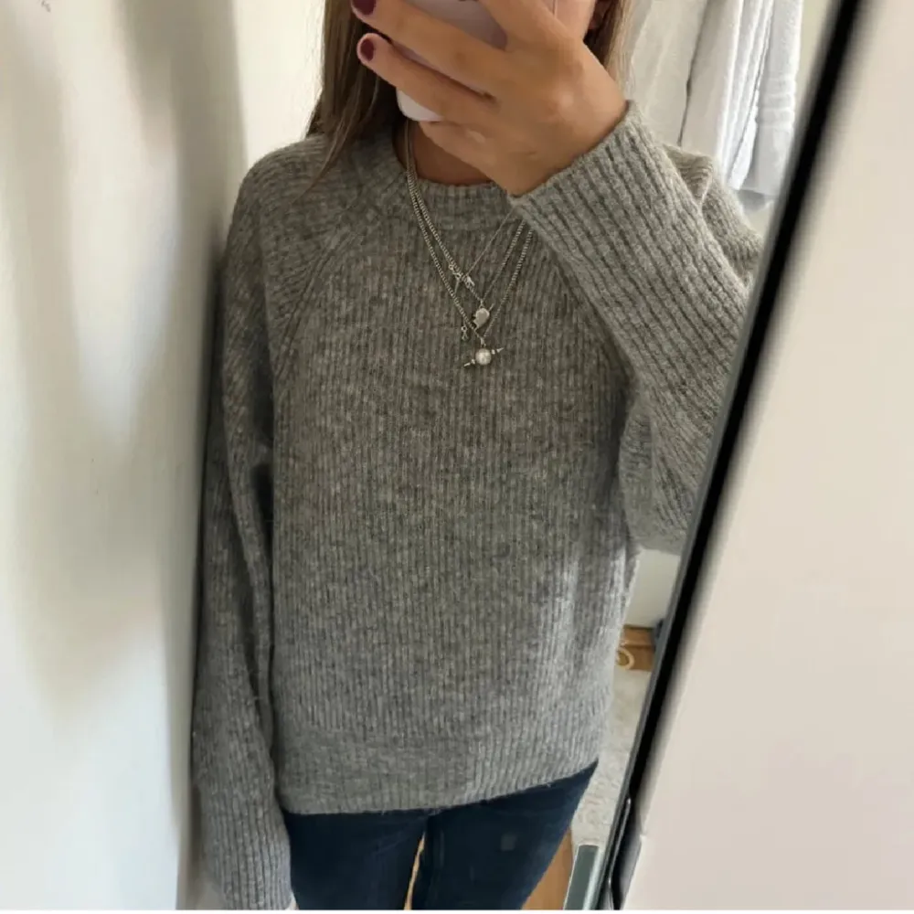 Säljer denna fina gråa mohair tröja från H&M. Säljer pågrund av att den inte satt som jag ville💕 skriv för med info💕💕. Neuleet.