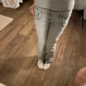  LTB valerie - Snygga grå jeans från LTB❣️Köpte på plick men bara använt 2 gånger eftersom de var för stora och inte kommer till användning. De finns två slitningar längst ner men inget man tänker på.  Köpte för 550 + frakt, säljer för 500 kr. Skicka gärna om du har frågor eller prisförslag! ❣️