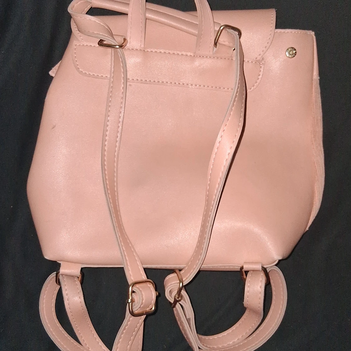 Rosa ryggsäck med manchesterdetaljer - 1