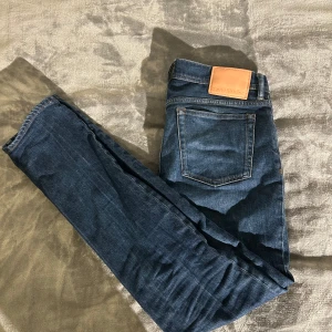 Acne Studios Jeans - Tjo! Säljer nu mina fina Acne Studios Jeans! Denna modell är väldigt svår att hitta i denna färg. De är i väldigt fint skick, ser helt nya ut på! Enda defekten är att några sömmar på loggan på baksidan har börjar lossna lite. (Bild 4). Syns ej vid användning. Köpta sommarn 2024 hos Acne i Stockholm! Org pris: 2700kr, mitt pris 699kr! Skriv gärna om du har några funderingar, svarar oftast fort. Pris ej hugget i sten!