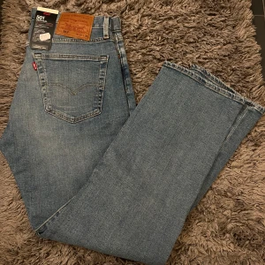 Levi's 501 Original Jeans - Säljer dessa helt oanvända Levi's 501 jeans i storlek W:33 L:30! Original pris som man ser på bilden ligger på 1099kr. Är öppen för byten men även att sänka priset vid snabb affär. Bara att höra av sig om det är några funderingar.😊