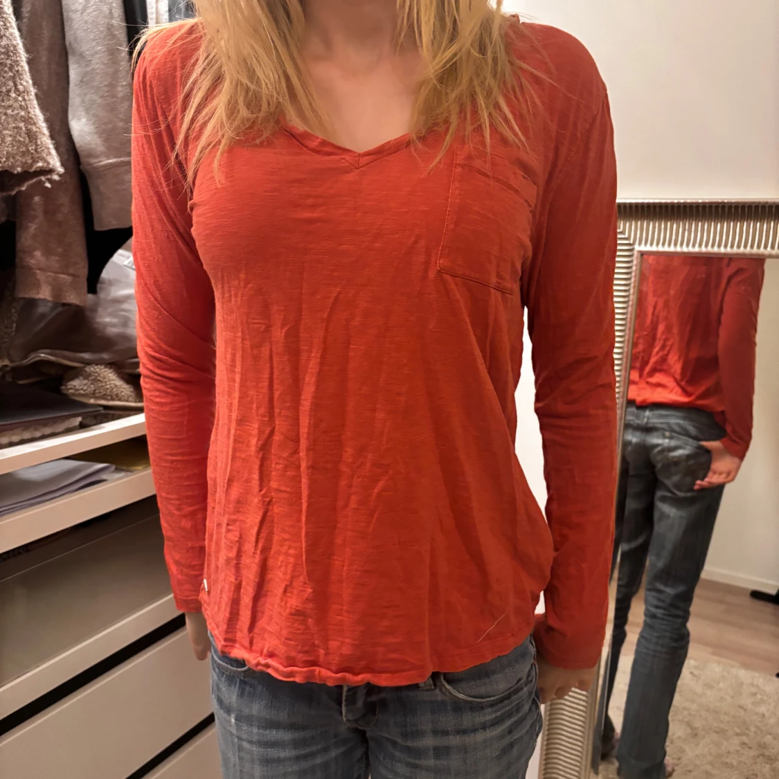 Röd långärmad topp med v-ringning - 2