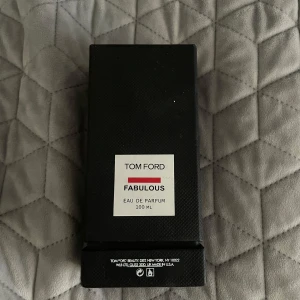 Tom Ford Fabulous Eau de Parfum 100 ml - Säljer en lyxig Tom Ford Fabulous Eau de Parfum i en elegant svart flaska. Parfymen kommer i en stilren förpackning och innehåller 100 ml av en unik doft som utstrålar exklusivitet och stil. Perfekt för den som vill ha något extra i sin doftgarderob.