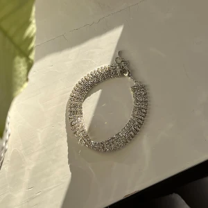 Glittrigt armband i silver - Snyggt och glittrigt armband i silver! Perfekt för att ge en extra touch av glamour till din outfit🤍Armbandet har en justerbar kedja.