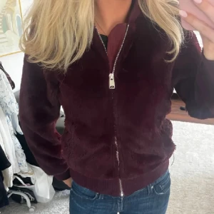 Röd pälsjacka  - Sjukt snygg röd pälsjacka som inte kommer till användning!