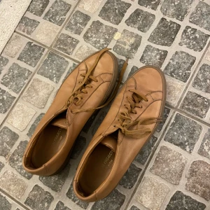 Bruna finskor från Common Projects - Snygga skor fint skick! Storlek 43