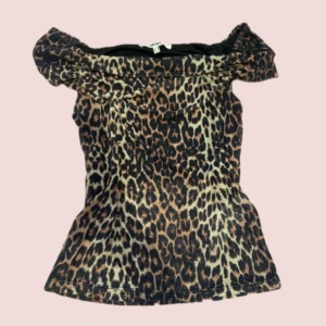 leopard topp - Jätte snygg leopard topp från Koton.                 Använt ett par gånger. Jätte bra material 💗.         Skriv för fler frågor 