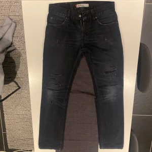 Levis jeans - Levis 511 jeans med slitningar  Skicket är bra 7.5/10  storlek 32/31