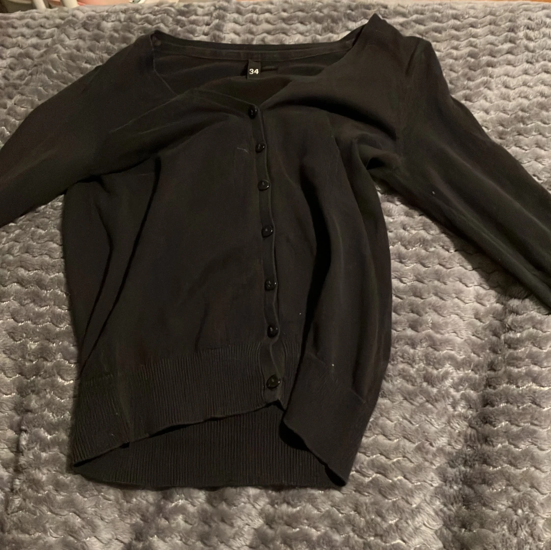 Svart kofta med knappar