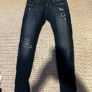Replay anbass - Snygga mörkblå Replay Anbass jeans med slitna detaljer. De har en slim passform och klassisk femficksdesign. Perfekta för en trendig look. Skick 8,5/10🙌 pris kan diskuteras 👍skriv vid minsta fundering 💭 