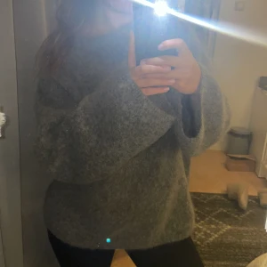 Mohair tröja - Stickad mohair tröja från hm . Storleken är S men skulle säga att den är oversised