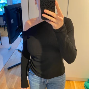 Svart offshoulder topp - Mycket bra skick, använd få gånger. Svårt att fånga materialet på bild, men tyget har struktur i form av ”ränder”. 