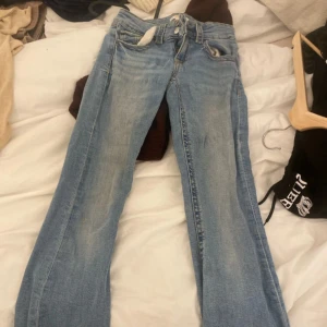 Blå jeans med bootcut - Säljer ett par snygga blå jeans med bootcut. Säljer de pga de är för små, de är i storlek 152 alltså barnavdelning från Gina tricot! 