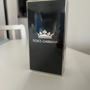 K by Dolce & Gabbana - Parfym från Dolce & Gabbana. Oöppnad och fortfarande i paketeringen. Plasten är alltså på och oöppnad. 100ml edp
