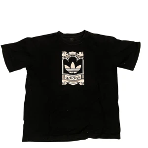 Svart Adidas t-shirt - Snygg svart t-shirt från Adidas med det klassiska logotyptrycket på framsidan. Perfekt för en avslappnad stil. Kortärmad och tillverkad i mjukt material för extra komfort. Igenkligen storlek M men passar mer som S.