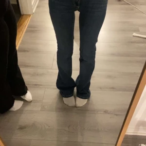 Blå bootcut jeans - Snygga blå bootcut jeans från Nelly stl 32 är 164 cm lång använd 1 gång sälj för att dom är för små