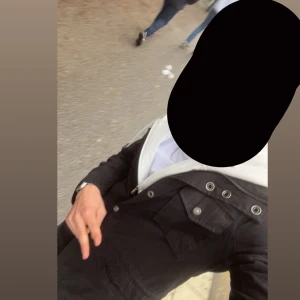 Field jacket - Snygg svart jacka från Esprit med dragkedja och knappar. Jackan har flera fickor och en stilren design. Perfekt för höst och vår med sin lätta och bekväma passform. Storleks mesigt passar den S