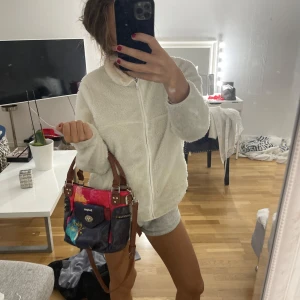 Väska från Desigual🩷 - Den mest perfekta väskan för att få lite färg på din outfit😇🩷