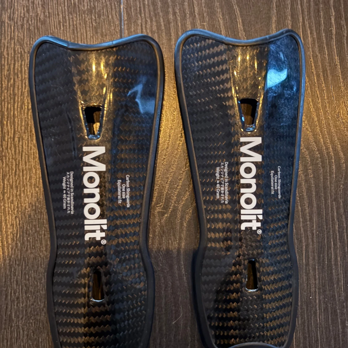 Svarta benskydd från Monolit