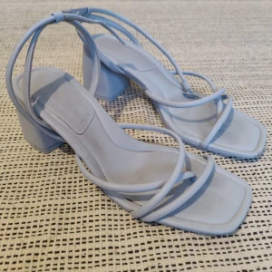 Skor med blockklack - Fina ljusblåa klackskor från Stradivarius. Använda några få gånger. Storlek 37
