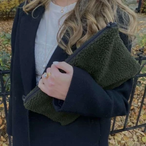 Mörkgrönt datorfodral  - Handsytt dagorfrodatl i teddy från vårt uf företag Casely, måtten är 24x34 