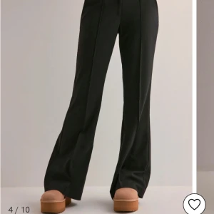Svarta kostymbyxor från Nelly  - Eleganta svarta kostymbyxor och bootcut-stil. Perfekta för en stilren look. Byxorna har en klassisk design som passar till många olika tillfällen. Endast använda en gång provad byxor men gillade inte ur dom satt och det gick inte att skicka tillbaka   Priset är inte fast❤️