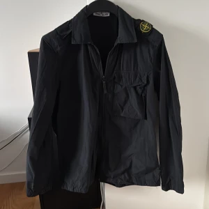 Stone Island Jacka  - Säljer en riktigt snygg jacka ifrån Stone Island, köpt för 4500kr, kom privat om ni har frågor!