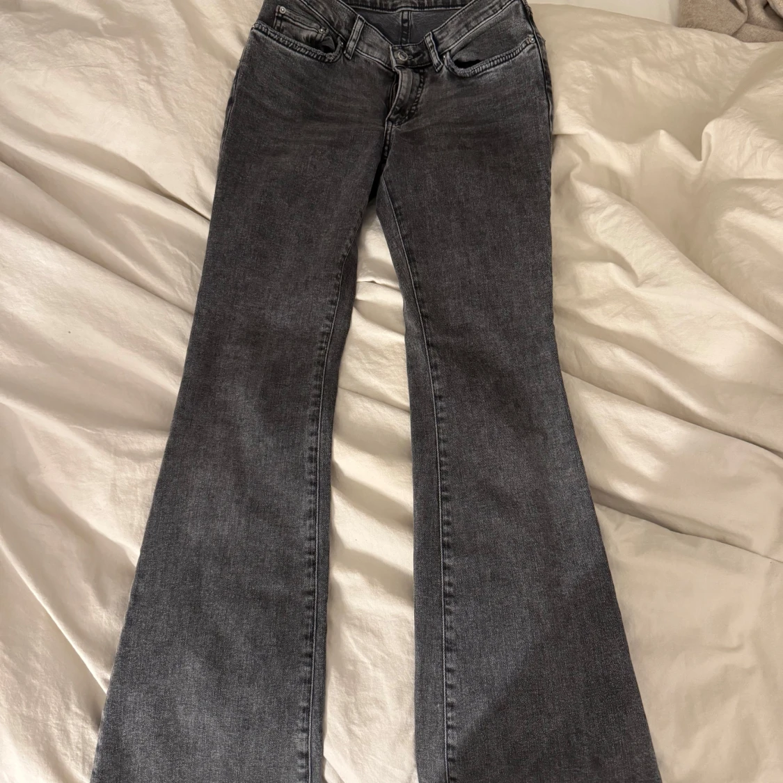 Grå bootcut jeans från Gina tricot