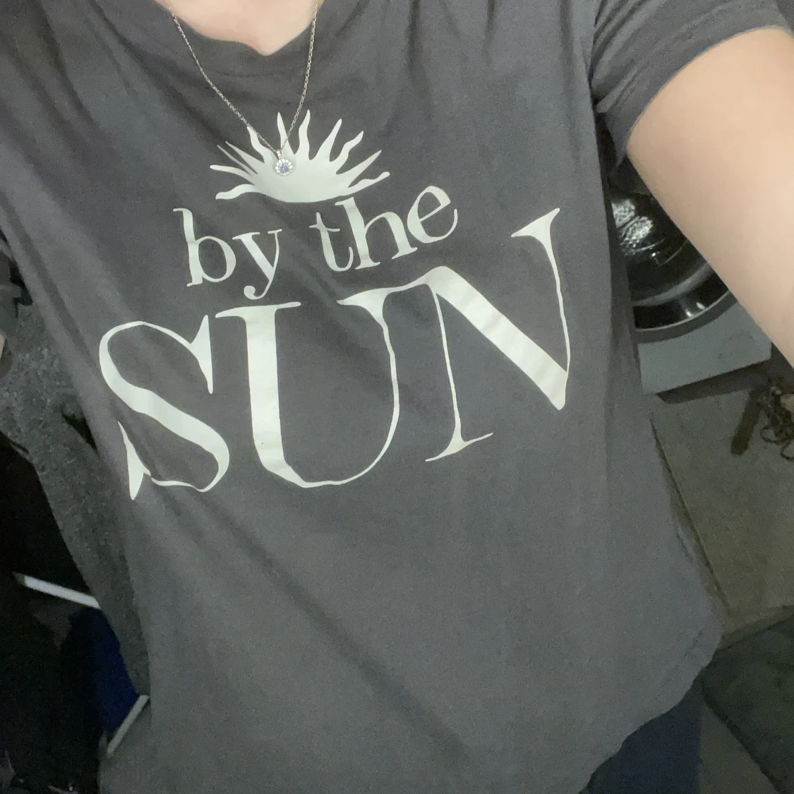 Grå t-shirt med tryck - 1