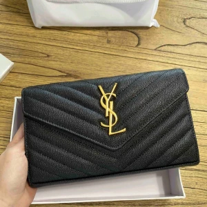 (YSL) Yves Saint Laurent Väska - YSL axelremsväska i svart färg säljs i helt nytt skick och oanvänd.