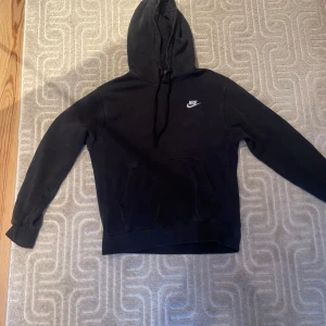 Svart hoodie från Nike - Svart Nike hoddie strl S, Slimfit