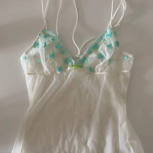 Vintage topp  - Vintage linne med blomdetaljer , köpt från en vintage shop i Storbritannien för 35 pund dvs ca 450 svenska kr. Den är genomskinlig så man måste ha ett linne under. Står inget märke eller storlek men skulle säga XS-S.