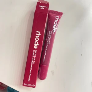 Peptide Lip Tint från rhode - Säljer en Peptide Lip Tint från rhode. den här annonsen är endast till den vinröda färgen (raspberry jelly), den är unscented men säljer även den gråa (unscented) i en annan annons på min profil!, endast öppnade säljer då jag fick tre st. 